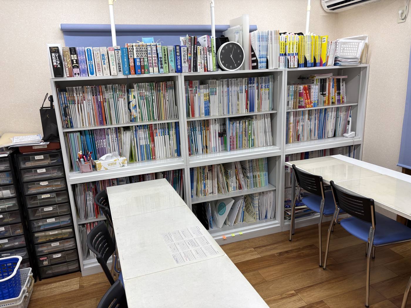 早英ゼミナールの教室。棚に参考書と問題集が並んでいる